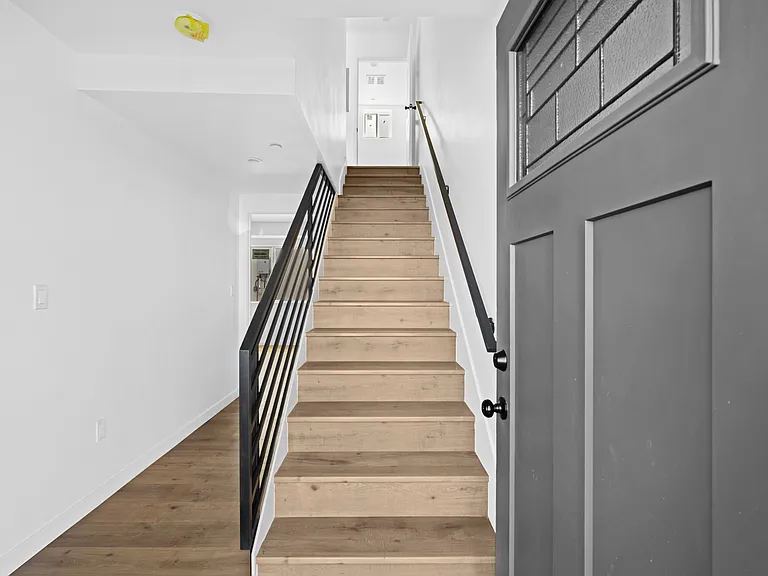 6830 Hazeltine Ave — Photo 32