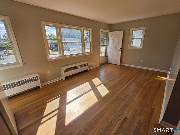 4th image of 148 Sisson St E