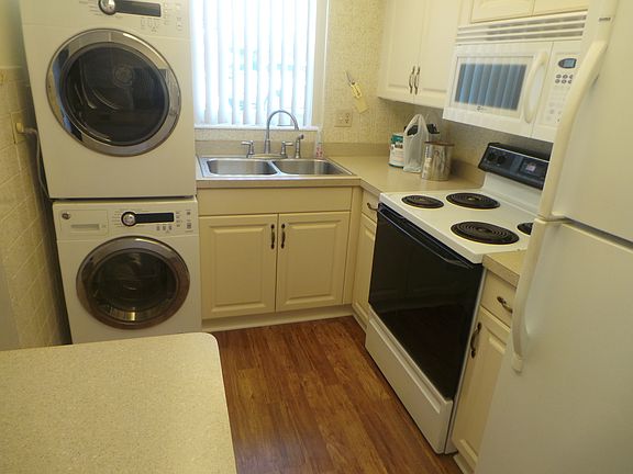 Updated kitchen w/ w/dryer