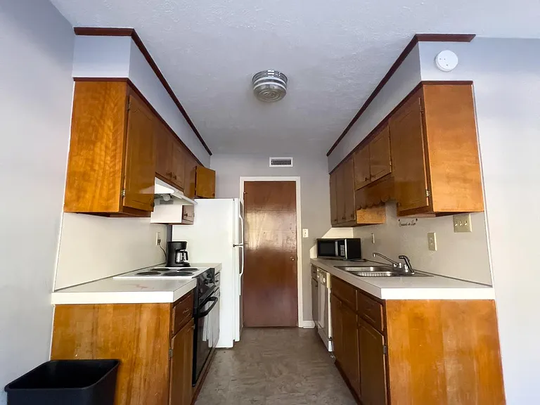 405 72nd Ave N #10 — Photo 3