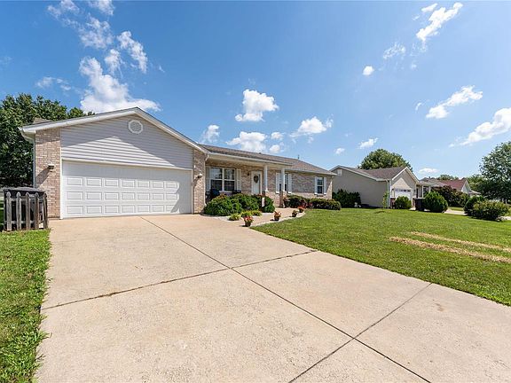 2nd image of 210 Castlewood Dr