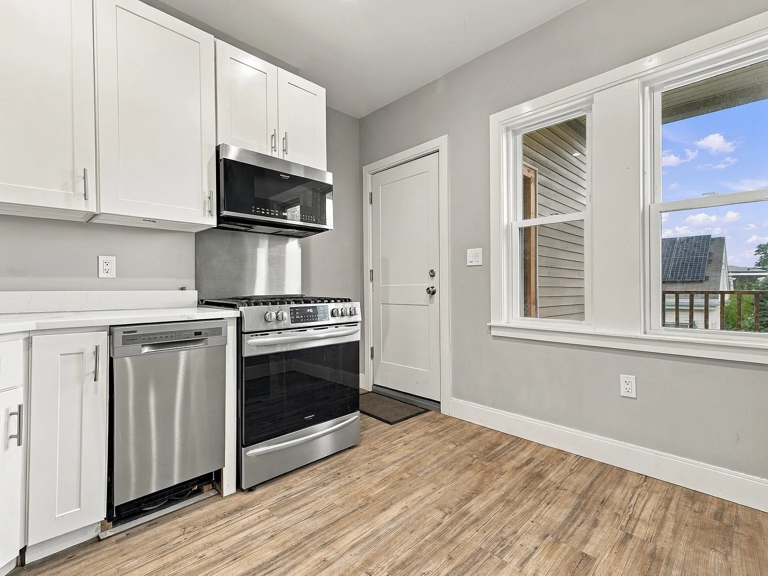 4 bed, 2.0 bath, 1500 sqft, $4,500 — Photo 4