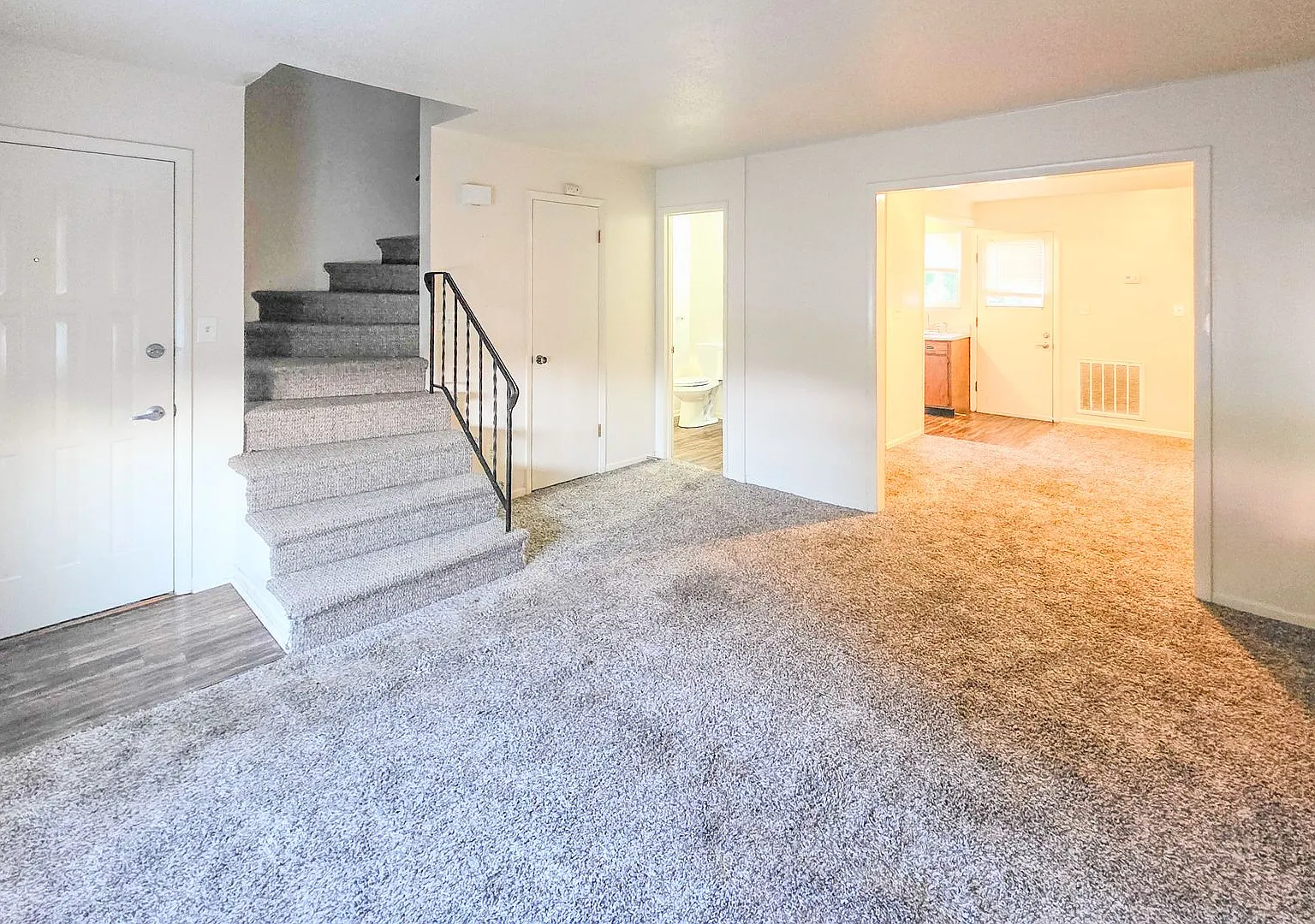 West Knoxville 37919 - Charming Townhome in West Knoxville! Available Now! 2 Bedroom, 1.5 Bath. — Photo 2