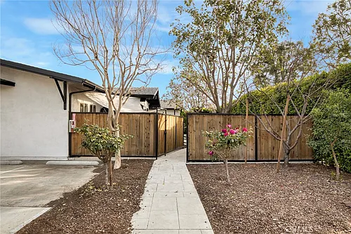 7302 N Woodley Photo 1