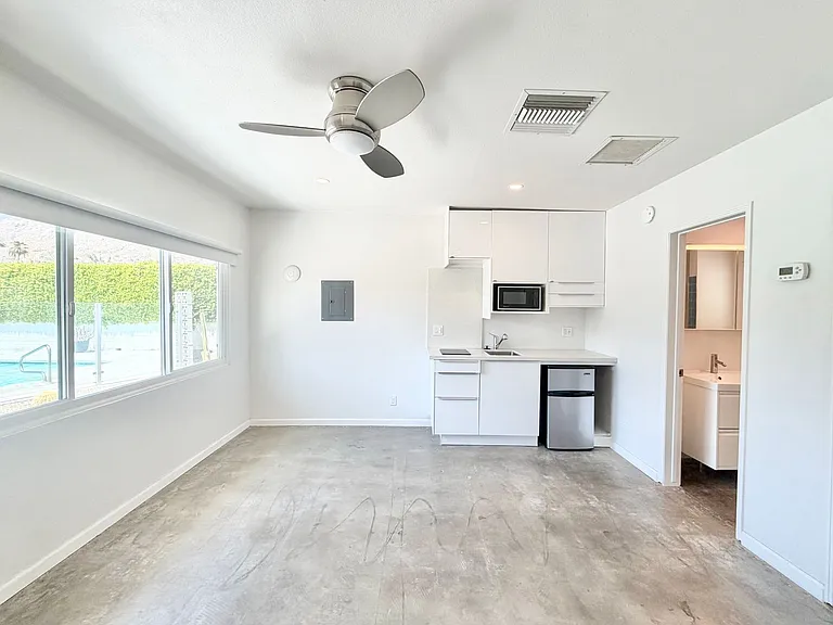 700 N Riverside Dr #2 — Photo 5