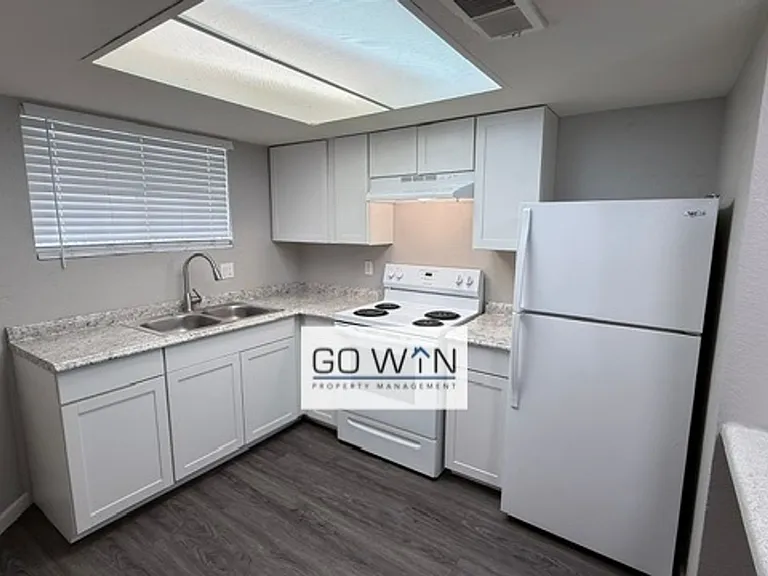 1212 W Mountain View Rd — Photo 2