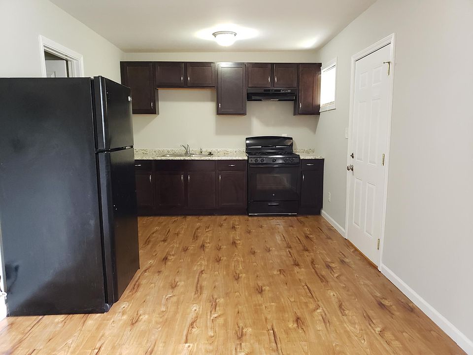 1st image of 404 Kelton Ave APT A