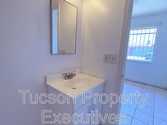 5th image of 5752 S Park Ave