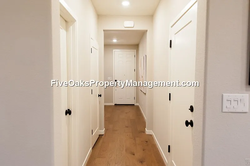 3 bed, 2033 sqft, $3,090 — Photo 4