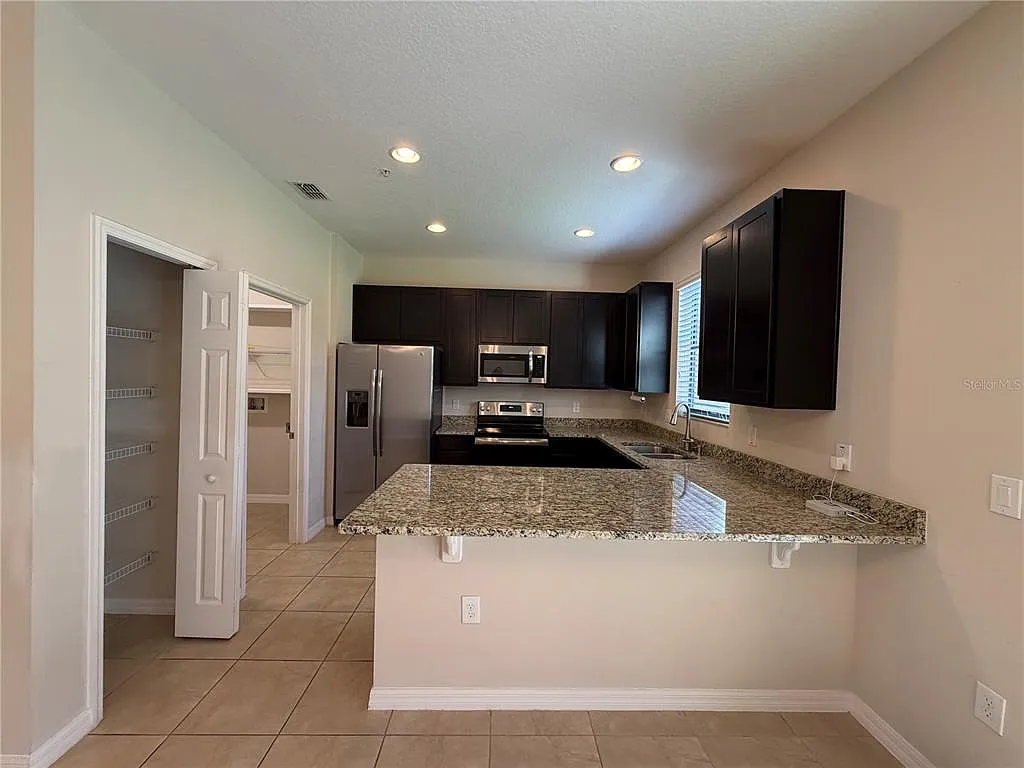3 bed, 2.5 bath, 1550 sqft, $2,200 — Photo 3