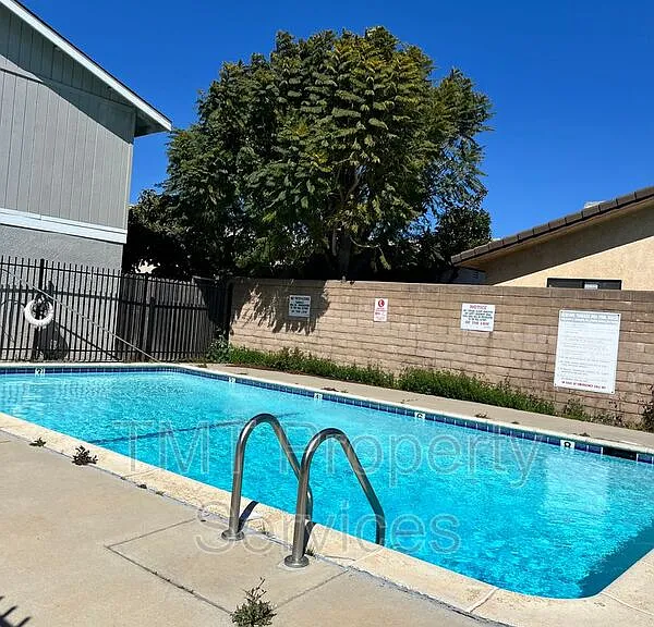 610 E Newlove Dr #I — Photo 12