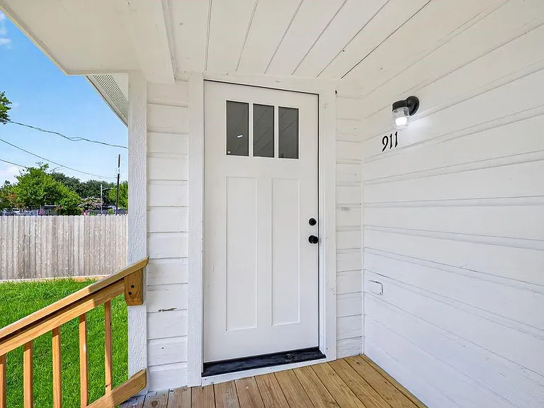 913 Bennington St — Photo 14