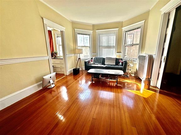 4th image of 81 College Ave