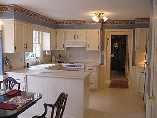 Large & Bright Kitchen