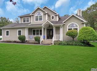6 Sommerset Dr, Yaphank, NY 11980