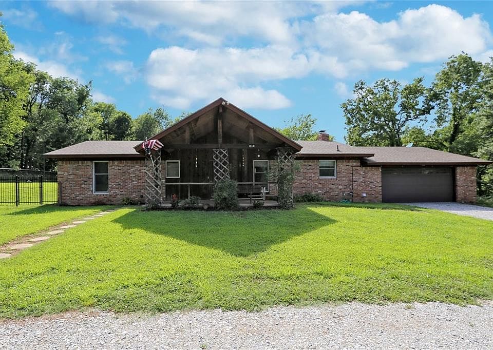 1st image of 513 Oak Ln