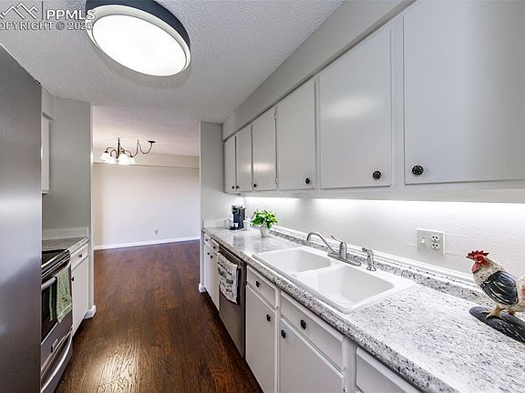 3rd image of 411 Lakewood Cir APT B1009