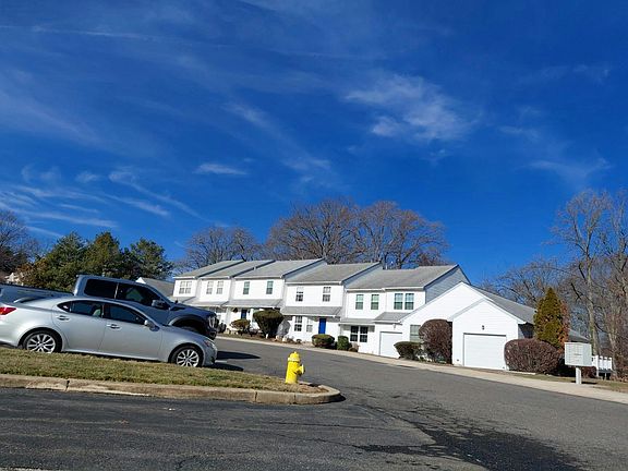 5th image of 703 Hawthorne Ln