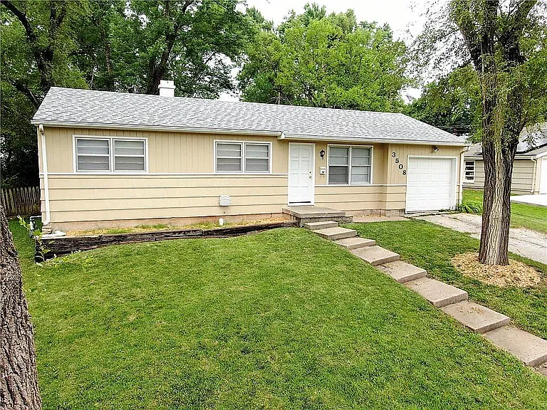 3 bed, 888 sqft, $1,300 — Photo 2