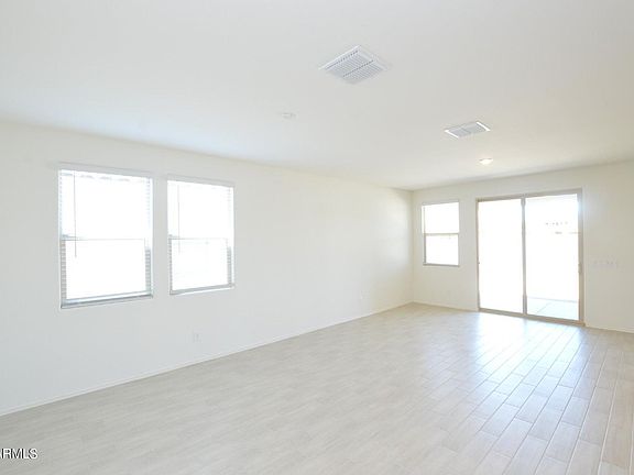 3rd image of 606 E Elm Ln