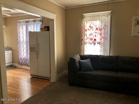 5th image of 303 E Pere Marquette St