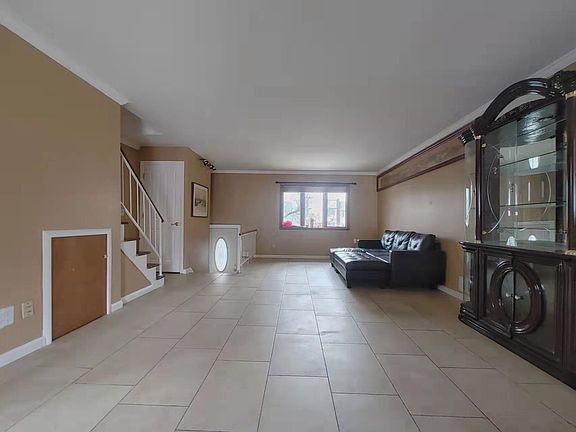 2nd image of 8 Daffodil Ct