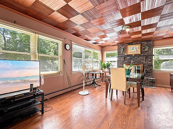 3rd image of 64 Satinwood Road