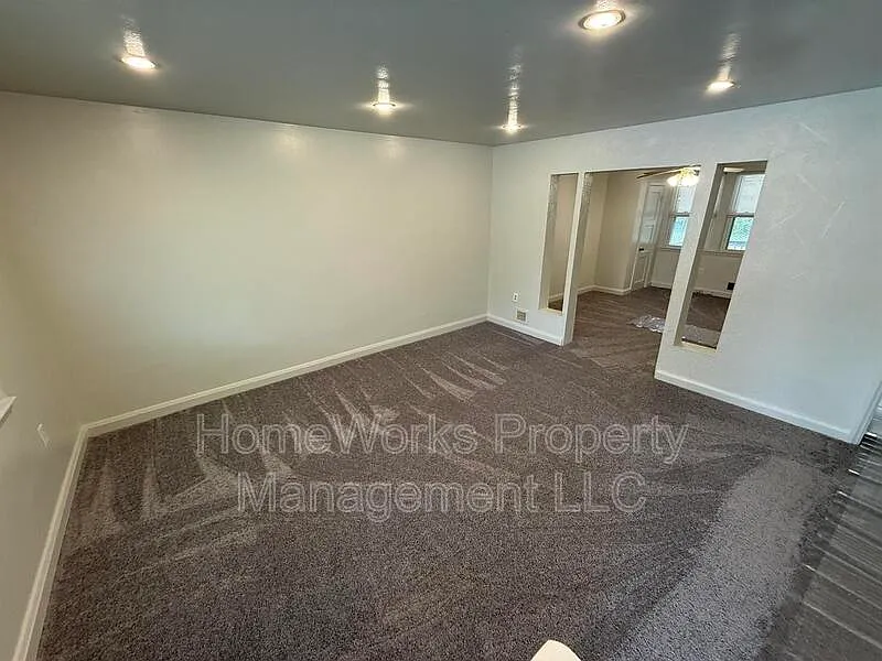 3 bed, 2.0 bath, 1178 sqft, $1,749 — Photo 2