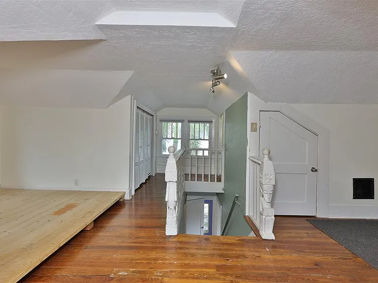 340 Moffett Ct N — Photo 12