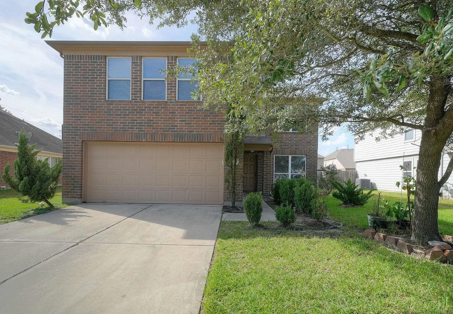 4 bed, 2.5 bath, 3204 sqft, $2,000 — Photo 1