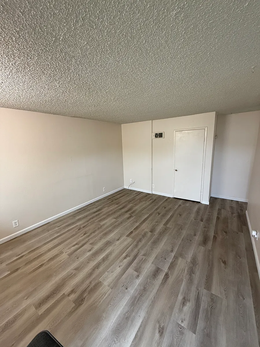 Building Photo - 1260 E Washington Ave #7