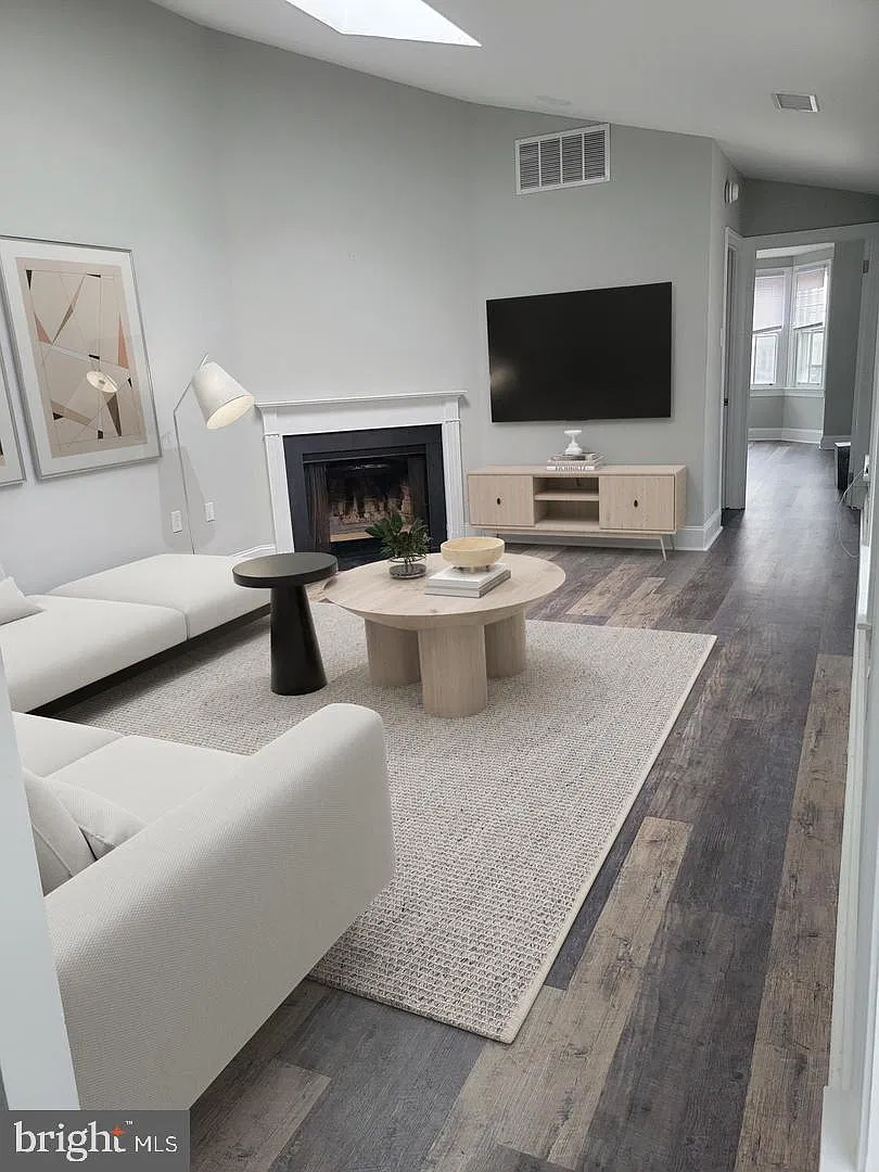 2 bed, 2.0 bath, 900 sqft, $2,800 — Photo 1