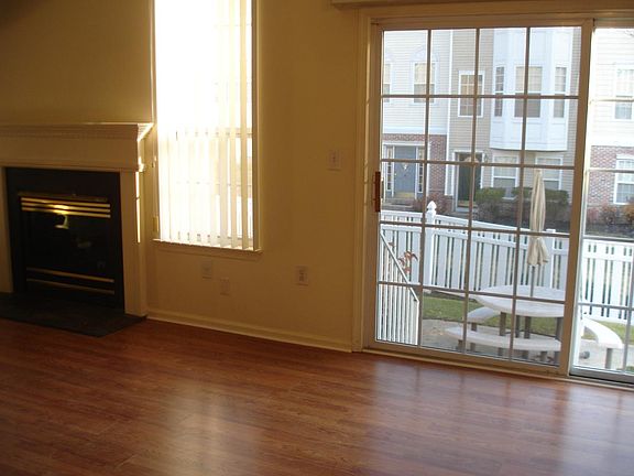 Living room w/Fireplace