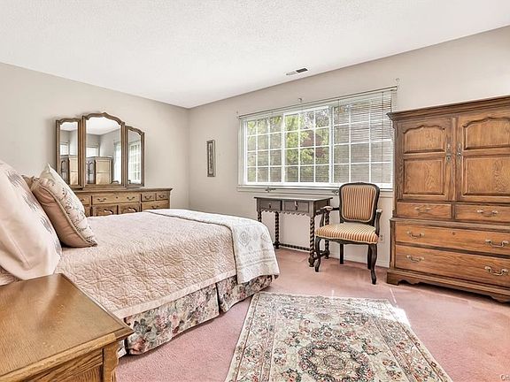 3rd image of 402 Tamarack Ln