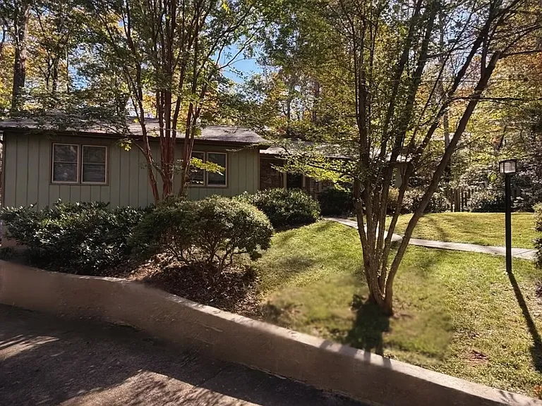 15 Mayfair Pl — Photo 4