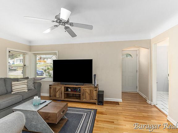 4th image of 1016 Hollywood St NE