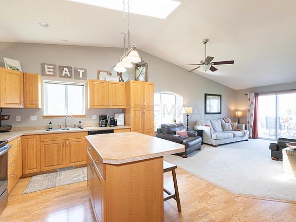 3rd image of 978 Parkway Dr