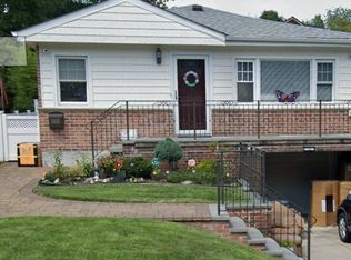 22215 37th Ave, Flushing, NY 11361