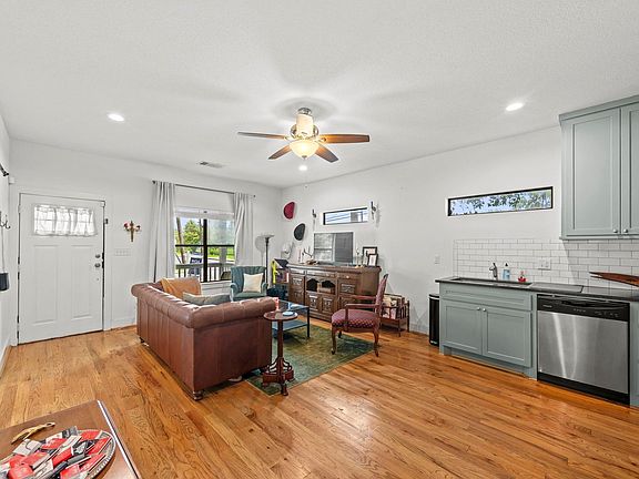 3rd image of 4734 Bell St