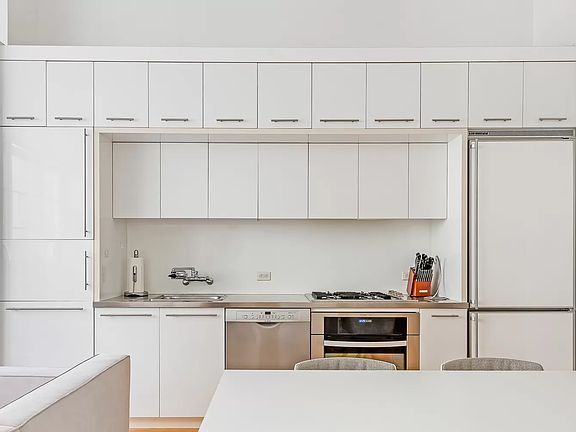 2nd image of 2728 Thomson Ave Unit 403