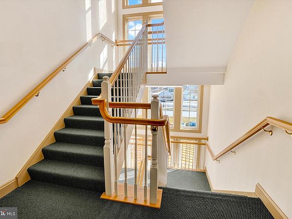3rd image of 1010 Crest Way APT 304