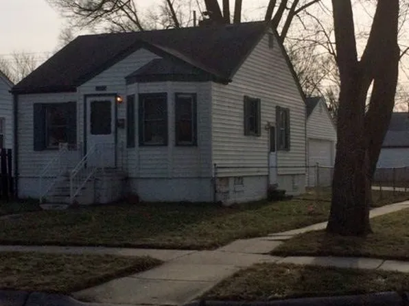 18904 Elkhart St, Harper Woods, MI 48225