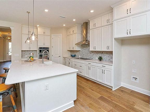 4th image of 675 Columbus Dr