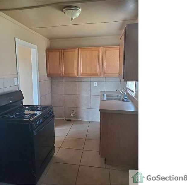 2nd image of 1818 Maple St