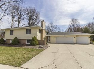 1239 Westwood Ln, Manitowoc, WI 54220