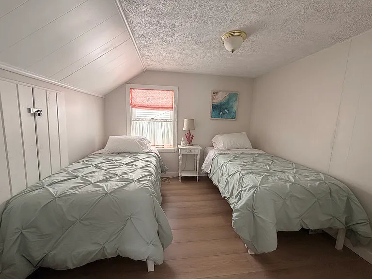 Guest Bedroom - 2 Twin Beds