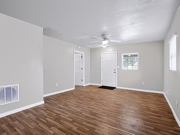 4th image of 418 N Centennial St