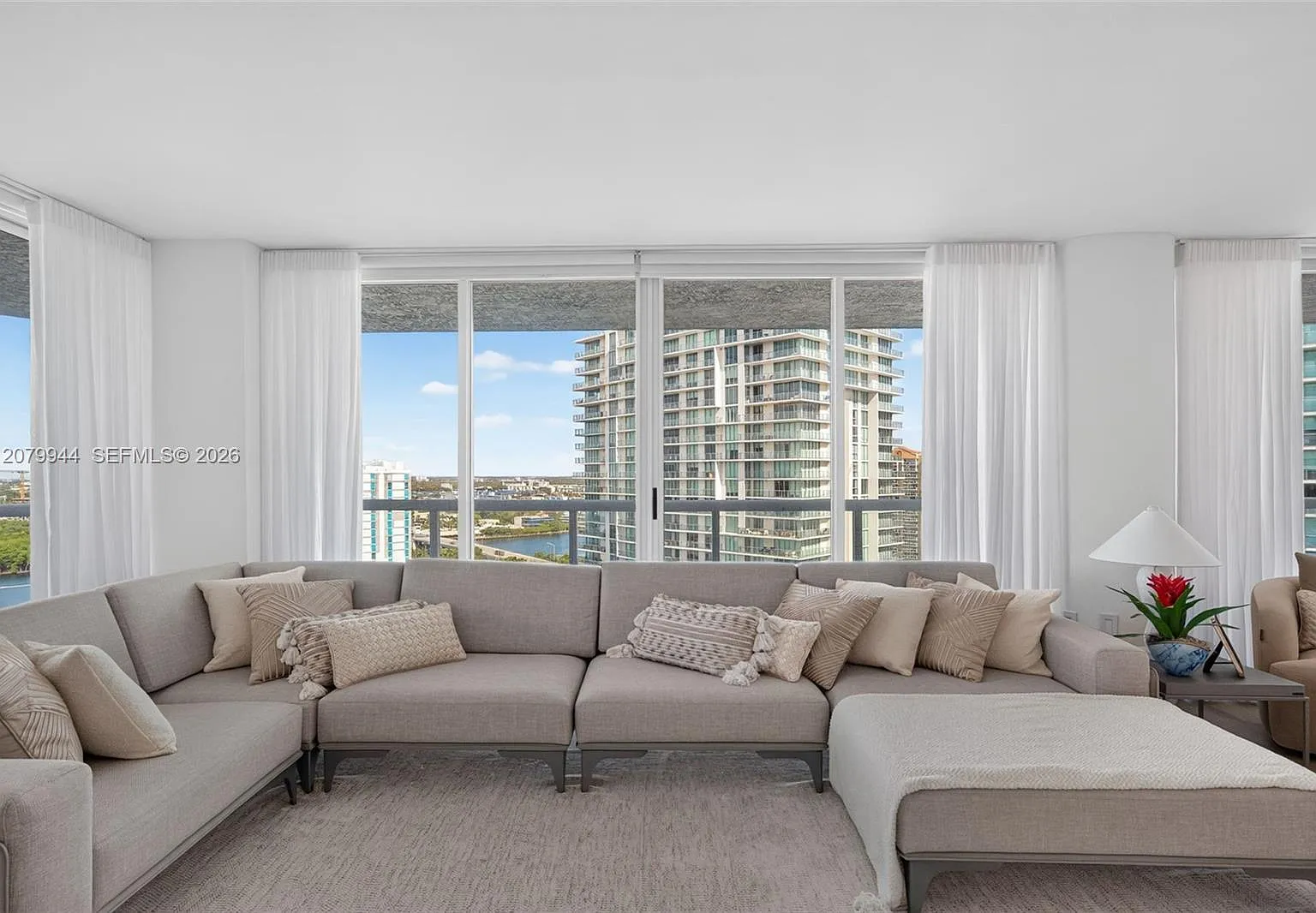 Oceania V Condo — Photo 4