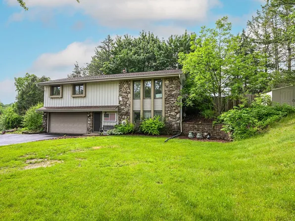 S76W24885 Highland COURT, Waukesha, WI 53189
