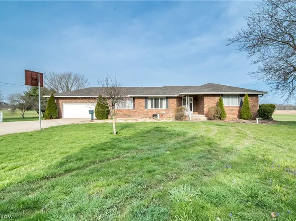 1061 Hartville Rd N, Hartville, OH 44632